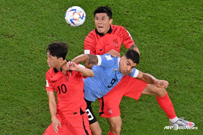 한국 축구대표팀 수비수 김민재(맨 오른쪽)가 우루과이 공격수 루이스 수아레스(하늘색 유니폼)를 막아내고 있다. /사진=AFPBBNews=뉴스1