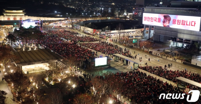 24일 밤 서울 종로구 광화문광장에서 붉은악마와 시민들이 2022 카타르 월드컵 거리응원을 하고 있다. 경찰에 따르면 우리나라 대표팀의 조별리그 경기 1차전이 열리는 이날 오후 전국 12개 장소에 4만여 명이 모여 거리 응원을 펼친다. /사진=뉴스1