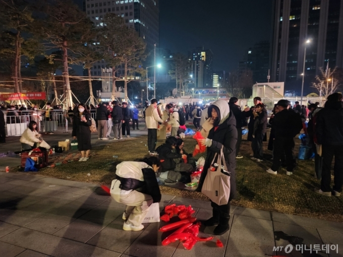 24일 밤 11시 50분,  서울 종로구 광화문광장에서 붉은악마와 시민들이 월드컵 거리응원 후 광장을 치우고 있다./사진=정세진 기자