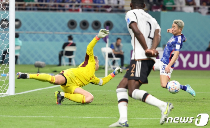 (알라이얀(카타르)=뉴스1) 이동해 기자 = 23일(현지시간) 오후 알라이얀의 할리파 인터내셔널 스타디움에서 열린 2022 카타르 월드컵 E조 일본과 독일의 경기 후반전에서 독일 골키퍼 노이어가 몸 날리고 있다. 세컨볼을 가져간 일본 도안이 동점골을 만들어 냈다. 2022.11.23/뉴스1  Copyright (C) 뉴스1. All rights reserved. 무단 전재 및 재배포 금지.