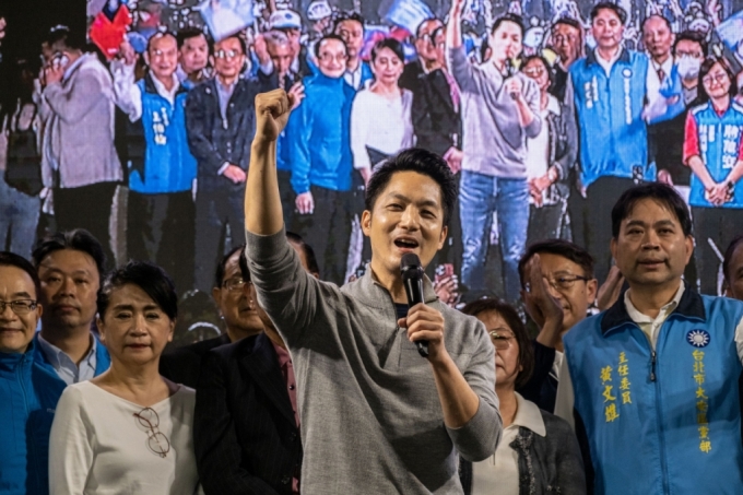 대만 국민당의 장완안이 26일 지지자들과 함께 타이베이 시장 당선을 축하하고 있다. /사진=블룸버그