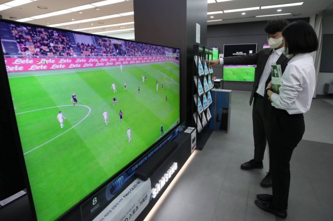 13일 오전 서울 용산구 전자랜드 TV매장에서 소비자가 TV를 살펴보고 있다. 2022.11.13./사진제공=뉴시스
