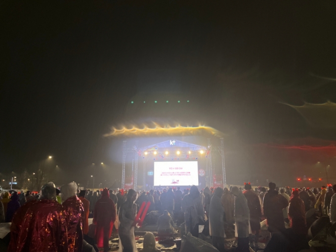 저녁 8시30분쯤 서울 종로구 광화문광장에 카타르 월드컵 2차전 '가나전' 거리응원을 위한 스크린이 설치됐다. 저녁 8시30분 기점 붉은악마 측 추산 응원단 2000여명이 광장에 모였다./사진=유예림 기자