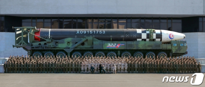 ( 뵿Ź=1) =   뵿 Ѻ񼭰  ź̻(ICBM) &#039;ȭ-17&#039; ߻  ⿩ ڵ  ٰ 27   뵿Ź ߴ.  Կ忣 &#039;ȭ-17&#039; ߻忡   Ѻ ° Բߴ.   [ 밡.  . DB . For Use Only in the Republic of Korea. Redistribution Prohibited] rodongphoto@news1.kr  Copyright (C) 1. All rights reserved.     .