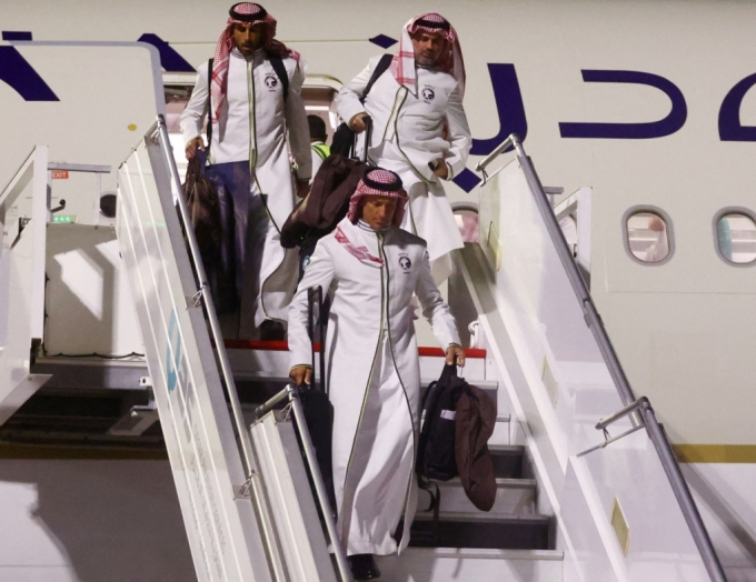 사우디아라비아가 오는 2030년까지 수도인 리야드에 세계 최대 규모 국제공항을 건설한다는 계획을 발표했다. 사진은 국적 항공사인 사우디아항공 비행편을 통해 2022 월드컵이 열리는 카타르 도하에 도착한 사우디 축구 대표팀 선수들. /ⓒ로이터=뉴스1  
