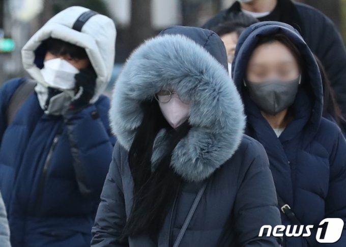 전국 대부분 지역의 아침기온이 영화권으로 접어들며 본격적인 '겨울 한파'가 시작된 30일 서울 종로구 광화문일대에서 두꺼운 옷을 입은 시민들이 출근길을 서두르고 있다. /사진=뉴스1