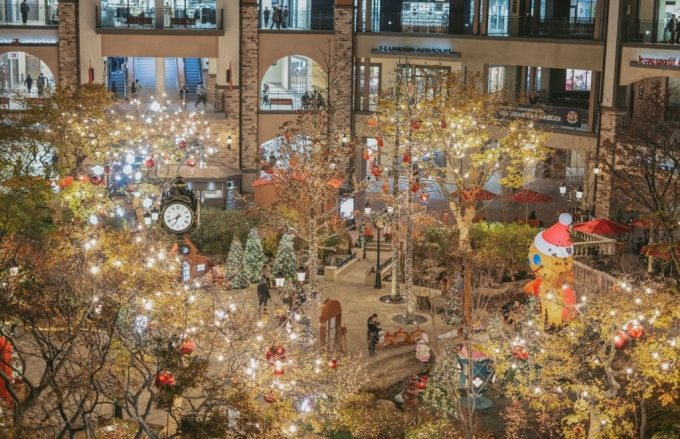  신세계사이먼 시흥 프리미엄 아울렛 센트럴가든에 조성된 형형색색의 조명들이 크리스마스 분위기를 자아내고 있다. 쿠키런 캐릭터 조형물도 함께 설치되어 이색적인 재미를 더하고 있다 /사진=신세계사이먼