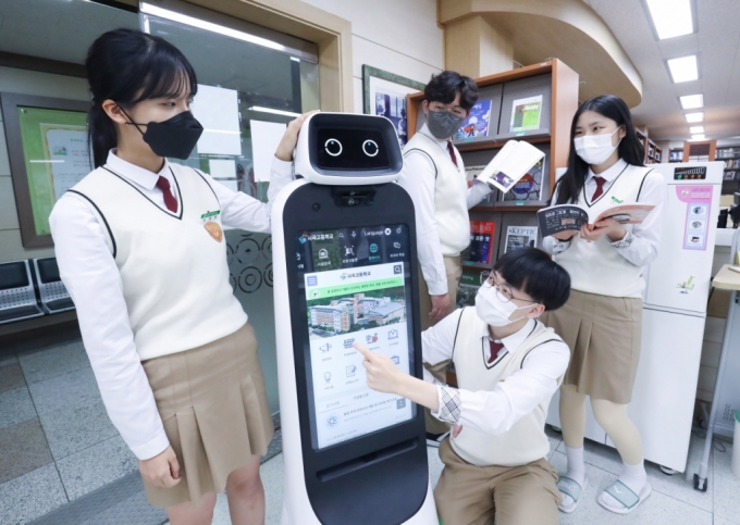 LG전자가 초·중·고등학교에 학생들의 디지털 교육을 위해 LG 클로이 가이드봇을 공급한다. 경북 구미시 사곡고등학교에서 학생들이 LG 클로이 가이드봇을 체험하고 있다./사진제공=LG전자