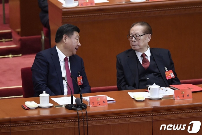 (AFP=뉴스1) 신기림 기자 = 11월30일 96세를 일기로 별세한 장쩌민 전 중국국가주석(오른쪽)과 시진핑 현 주석이 지난 2017년 19차 공산당 당대회 폐막식에서 이야기를 나누고 있다. 사진은 2017년 10월 24일 베이징 인민대회당에서 열린 당대회 폐막식에 참석한 두 사람의 모습이다. ⓒ AFP=뉴스1  Copyright (C) 뉴스1. All rights reserved. 무단 전재 및 재배포 금지.