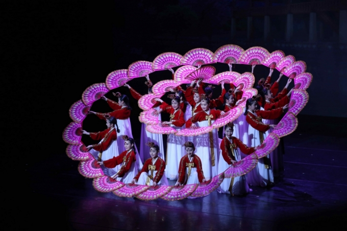 부채춤 공연을 펼치는 리틀엔젤스 예술단/사진=리틀엔젤스