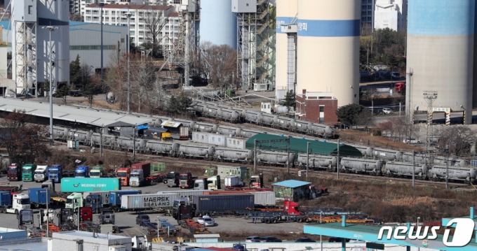 (의왕=뉴스1) 김진환 기자 = 민주노총 공공운수노조 화물연대본부(화물연대)의 집단운송거부(총파업)가 8일째 이어진 1일 오후 경기 의왕시 의왕ICD제1터미널 인근 철로에 시멘트 운반 열차가 멈춰 서 있다. 2022.12.1/뉴스1  Copyright (C) 뉴스1. All rights reserved. 무단 전재 및 재배포 금지.