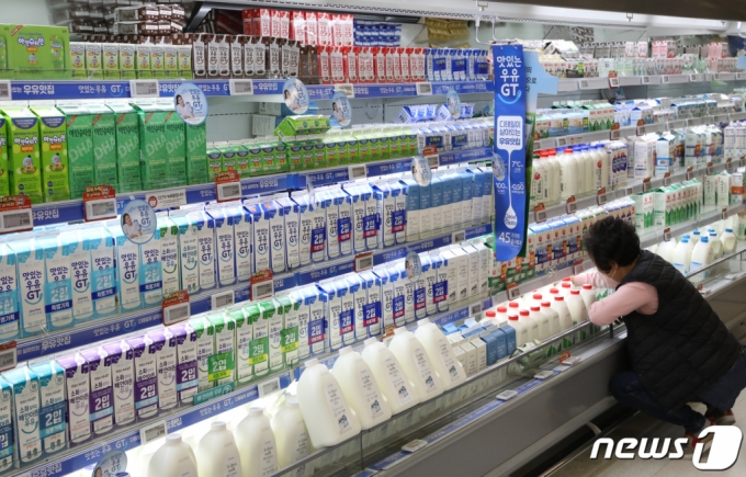 서울 한 대형마트에 우유 제품이 진열돼 있다. /사진= 뉴스1