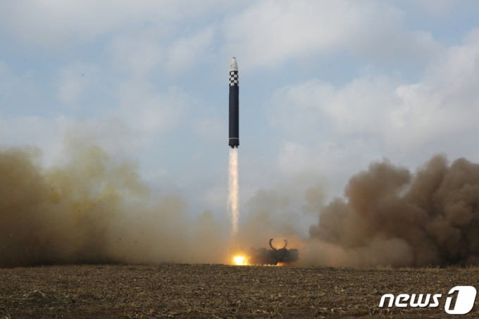 김정은 북한 노동당 총비서가 지난달 18일 신형 대륙간탄도미사일(ICBM) '화성포-17형'의 시험발사를 지휘했다고 당 기관지 노동신문이 보도했다./사진=뉴스1