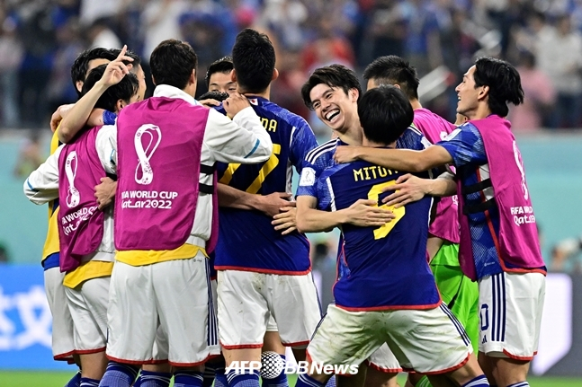 일본 대표팀이 16강 진출 확정 후 기뻐하고 있다./AFPBBNews=뉴스1