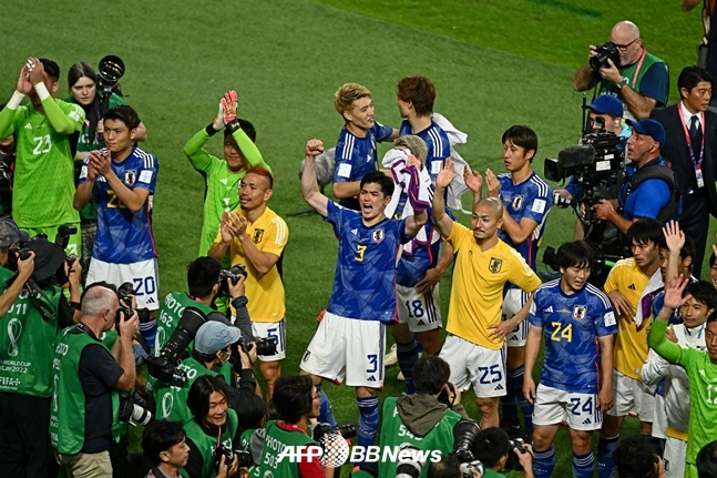일본 축구대표팀 선수들이 승리 후 팬들에게 인사를 하고 있다./AFPBBNews=뉴스1