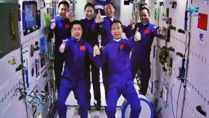 중국 우주비행사 6명이 지난달 30일 중국의 독자 우주정거장 톈궁(天宮·하늘의 궁전)에 도착한 뒤 사진을 찍고 있는 모습. / 사진=중국유인우주국(CMSA)