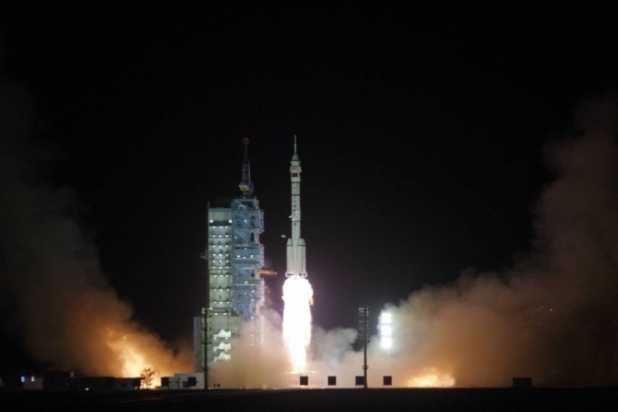 [주취안=신화/뉴시스] 중국 서북부 간쑤성 주취안(酒泉) 위성발사센터에서 선저우 15호가 창정(長征)-2F 로켓에 실려 우주로 발사되고 있다. 2022.11.30