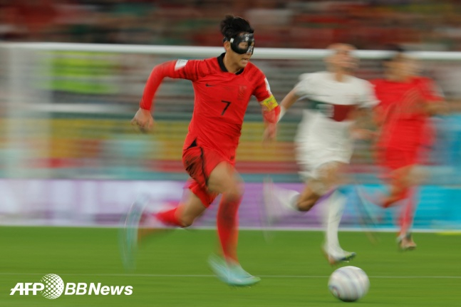 손흥민이 3일(한국시간) 카타르 알라이얀 에듀케이션 시티 스타디움에서 열린 2022 카타르 월드컵 H조 최종 3차전에서 후반 89분 포르투갈 진영을 향해 달리고 있다./AFPBBNews=뉴스1