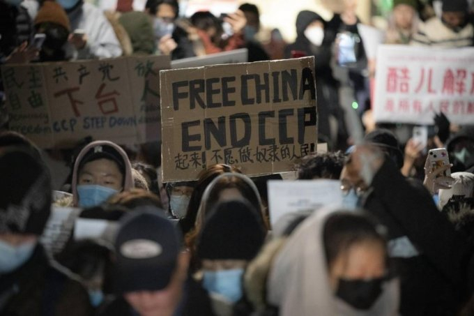 11월 29일(현지시간) 미국 뉴욕에 있는 중국 영사관 부근에서 시위대가 중국의 '제로 코로나' 봉쇄에 반대하는 전 세계인의 시위에 연대해 시위하고 있다. 이 시위에는 자유와 시진핑 주석의 퇴진을 요구하는 내용도 포함됐다. /ⓒAP=뉴시스