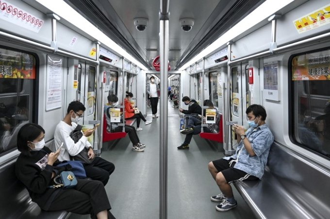 지난달 30일 코로나19 봉쇄가 완화한 중국 광저우시 하이주구에서 시민들이 지하철을 이용하고 있다./ⓒAFP=뉴스1