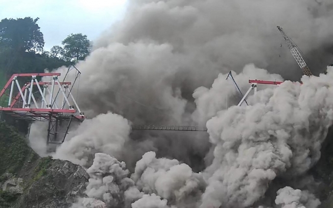인도네시아 동부 자바주의 스메루 화산 인근 다리가 4일(현지시간) 분화 활동으로 발생한 화산재에 뒤덮여있다.  /AFPBBNews=뉴스1