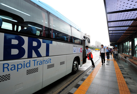 = (서울=뉴스1사진은 지난해 BRT버스가 인천기 계양구에서 운행하는 모습.(뉴스1 DB)2014.3.19/뉴스1 