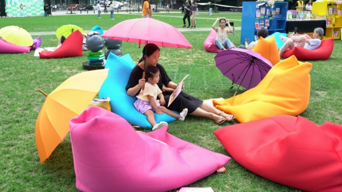 '책읽는 서울광장'에서 함께 독서 중인 엄마와 아이의 모습 /사진제공=서울시