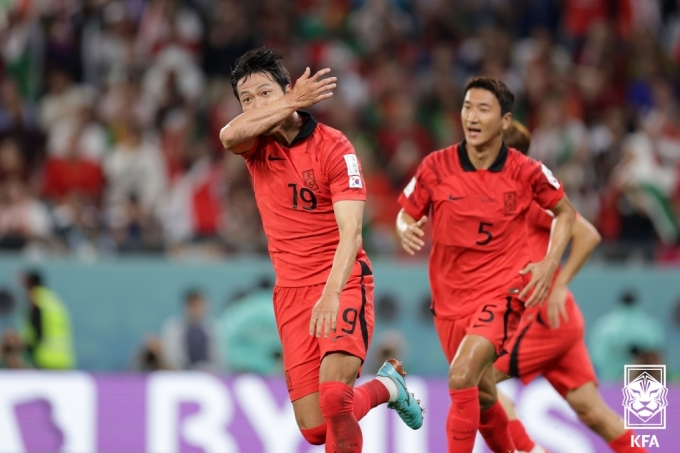 김영권(왼쪽)이 지난 3일 포르투갈과 2022 카타르 월드컵 조별리그 3차전에서 동점골을 터트린 뒤 세리머니를 펼치고 있다. /사진=대한축구협회 제공