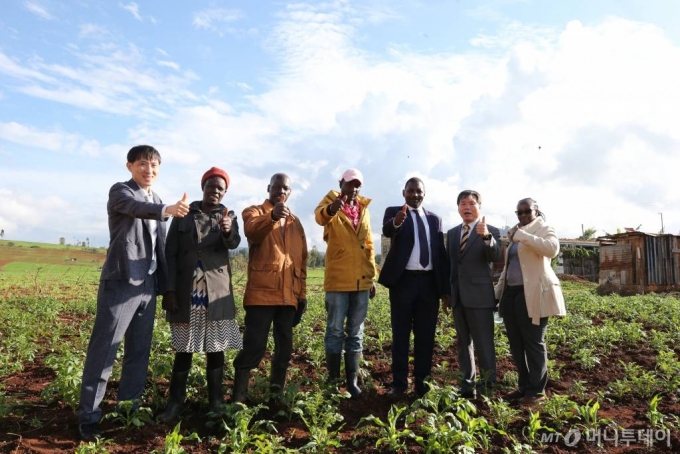 노형준(맨 왼쪽) 농촌진흥청 KOPIA 기획팀장이 메루주 농업 관계자들과 함께 감자마을 재배상황을 살펴본 뒤 엄지손가락을 내밀며 화이팅을 외치고 있다. /사진=정혁수