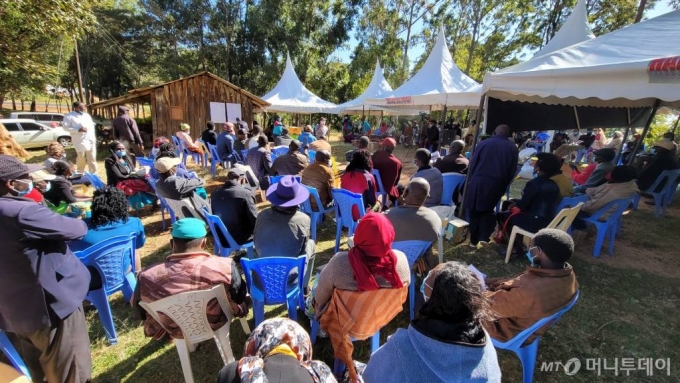 KOPIA 케냐센터와 메루주 농업담당 부서가 6개 시범마을 주민들을 대상으로 양계사육 및 무병씨감자 보급에 대해 교육하고 있다.