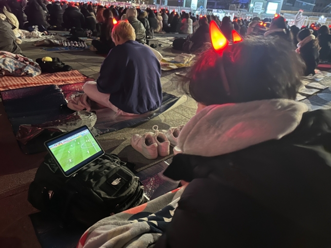 6일 오전 1시쯤 광화문광장에 나온 일부 응원단들은 각자 가져온 노트북, 태블릿PC, 휴대폰 등으로 일본과 크로아티아의 16강 경기를 봤다./사진=김창현 기자