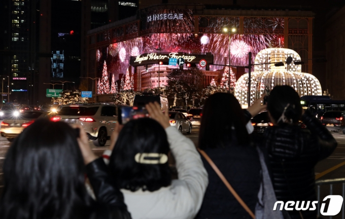지난달 20일 오후 크리스마스 조명으로 외벽을 꾸민 서울 중구 신세계백화점 본점 앞에서 시민들이 추억을 남기고 있다 /사진=뉴스1 
