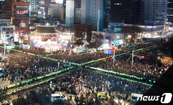 2019년 12월 31일 오후 서울 종로구 보신각 앞의 모습. 서울시가 올해 마지막날 보신각에서 타종 행사를 정상 개최하면 3년 만에 이 같은 풍경이 재현될 예정이다. /사진= 뉴스1