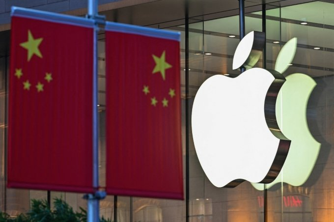 애플이 세계 최대 생산기지인 중국에서 벗어나 다른 국가로 제조 라인을 다각화하는 전략에 골몰하고 있다. 사진은 중국 상하이의 한 애플 매장에 중국 국기가 게양된 모습. /ⓒ AFP=뉴스1
