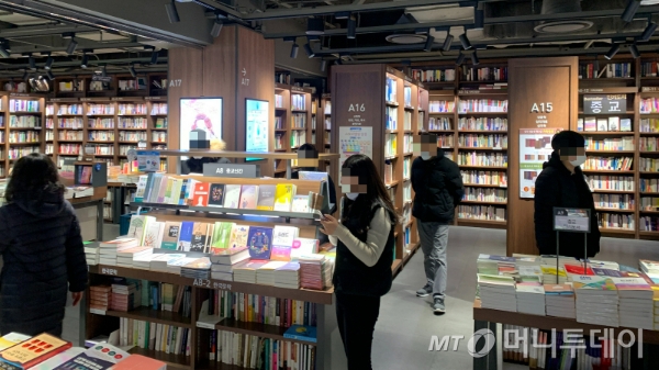 7일 오전 11시 30분쯤 서울 송파구 인근에 위치한 대형서점에서 마스크를 단단히 착용한 시민들이 책을 보고 있다./사진=김도엽 기자