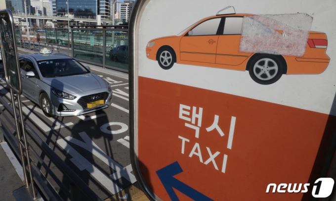 (서울=뉴스1) 박세연 기자 = 서울시 택시요금 심야할증이 시작된 1일 서울역 택시승강장에서 택시가 승객을 기다리고 있다.   서울시 택시요금 심야할증은 이날 오후 10시부터 시작되며 할증률은 최대 40%까지 오른다.   심야 할증이 조정되는 것은 1982년 통금 해제 후 40년 만으로 중형택시의 할증시간은 애초 '자정~다음 날 오전 4시'였지만, 이날부터는 '오후 10시~다음 날 오전 4시'로 2시간 더 늘어나며 할증률은 현행 20%에서 '20%~40%'로 조정된다. 2022.12.1/뉴스1  Copyright (C) 뉴스1. All rights reserved. 무단 전재 및 재배포 금지.