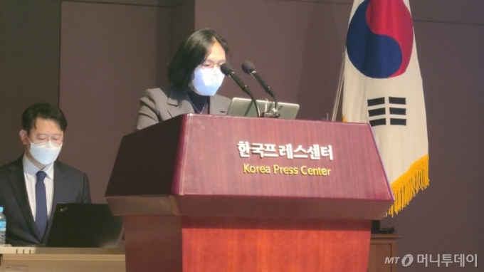 이재정 신라젠 R&D 기획팀 이사가 13일 서울 중구 프레스센터에서 개최된 간담회를 통해 파이프라인 임상 계획을 설명하고 있다. 