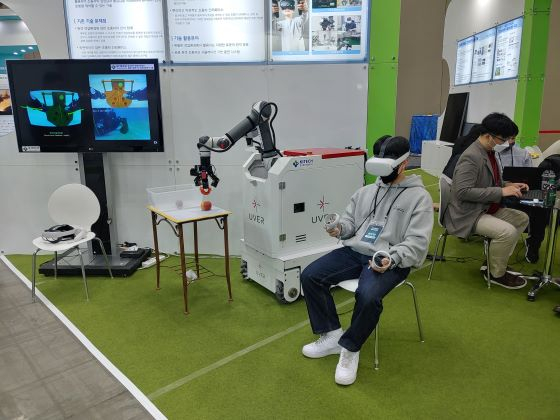 확장현실(VR)을 활용한 살균로봇 원격제어 시스템/사진=류준영 기자 