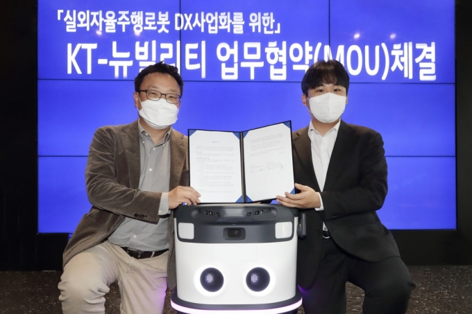 이상호 KT AI Robot사업단 단장(왼쪽)과 이상민 뉴빌리티  대표