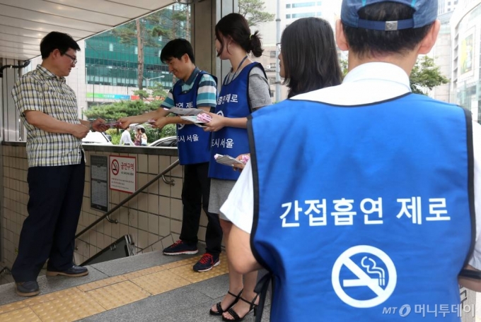 서울시가 지하철 출입구 금연구역의 흡연자 단속을 한달 앞둔 1일 오전 서울 을지로입구역 출입구에서 홍보하고 있다. /사진=홍봉진기자 honggga@