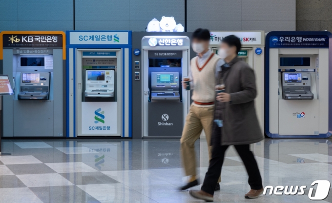 서울 시내의 시중은행 ATM(현금자동입출금기)의 모습/사진=뉴스1