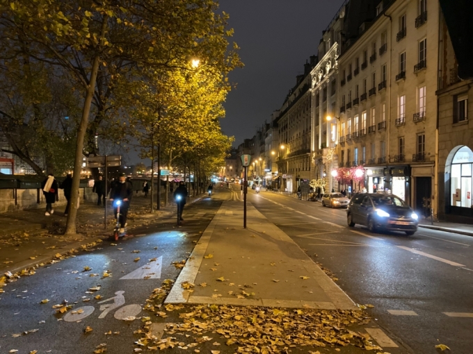 파리 시내 대부분 도로에 만들어지고 있는 차도와 분리된 자전거도로/사진=최경민 기자