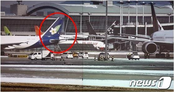 19일 오전 9시 50분쯤 인천공항 제1터미널 계류장에서 라오스 비엔티안으로 떠날 예정이던 라오항공(QV924) 여객기가 에어프레미아(HL8517) 항공기와 충돌했다. 라오항공기 꼬리 날개가 파손돼 있다./사진=뉴스1