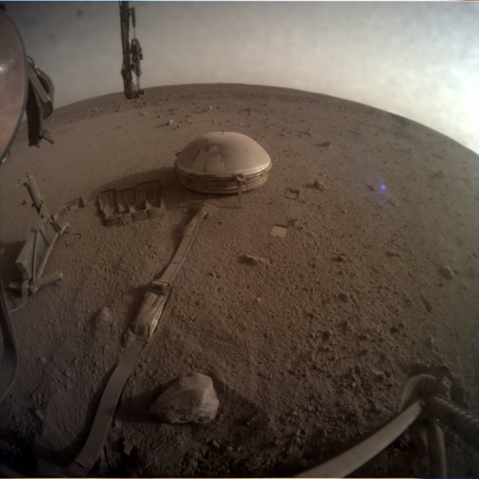 미국항공우주국(NASA)의 무인 화성 탐사선 &#039;인사이트&#039;(InSight)가 2018년 11월 발사 이후 4년여 만에 임무를 종료하게 됐다. 사진은 인사이트가 찍은 화성의 모습. / 사진=미국항공우주국(NASA)