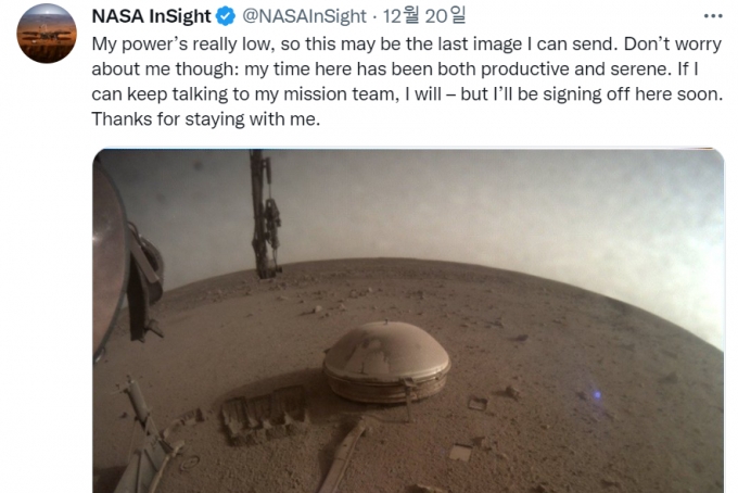 미국항공우주국(NASA)의 무인 화성 탐사선 &#039;인사이트&#039;(InSight)가 마지막 사진이라며 보내온 사진. / 사진=미국항공우주국(NASA) 트위터