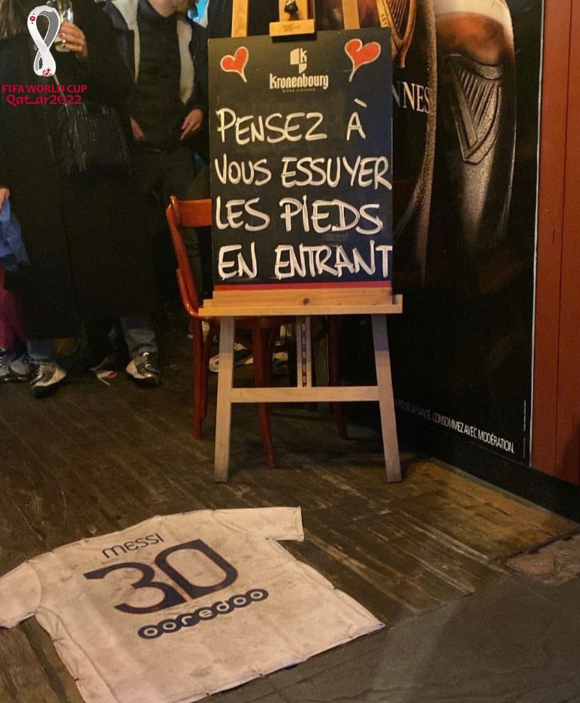 프랑스 한 술집에서 리오넬 메시(35·파리생제르맹)의 유니폼을 발닦개로 쓰는 장면이 포착됐다./사진=트위터