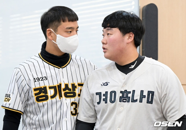 이만수 포수상을 수상한 엄형찬(왼쪽)과 이만수 홈런상을 수상한 김범석이 22일 서울 도곡동 야구회관에서 열린 제6회 이만수 포수상 및 홈런상 시상식을 마치고 인사를 나누고 있다.