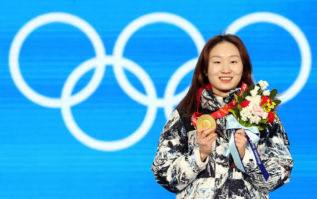 지난 2월 '2022 베이징 동계올림픽' 쇼트트랙 여자 1500m에서 1위를 차지한 최민정이 메달 수여식에서 금메달을 들어보이고 있다. /사진=뉴스1  
