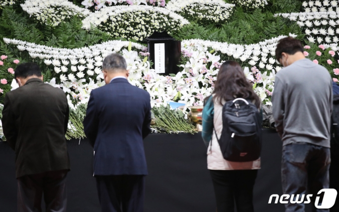 지난 10월31일 오후 서울광장에 마련된 이태원 사고 사망자 합동분향소에서 시민들이 추모를 하고 있다./사진=뉴스1 