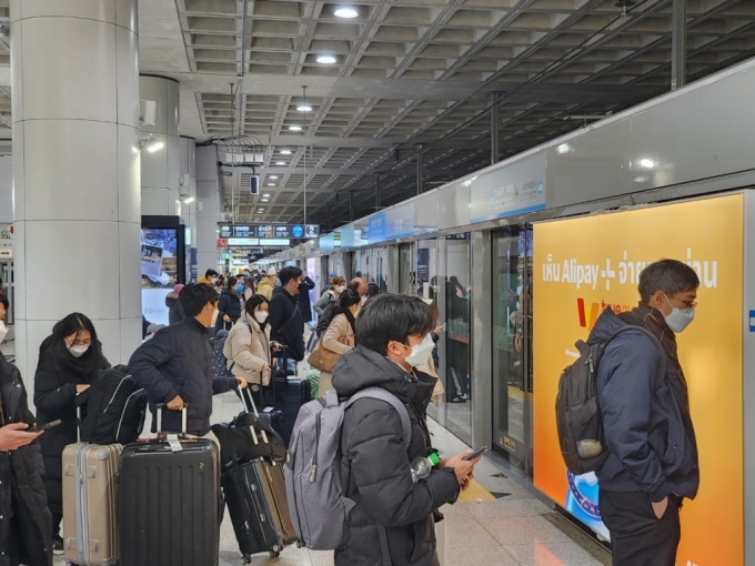 지난달 22일 오전 10시 시민들이 인천국제공항1터미널역에서 상행선을 기다리고 있다. /사진=정한결 기자.